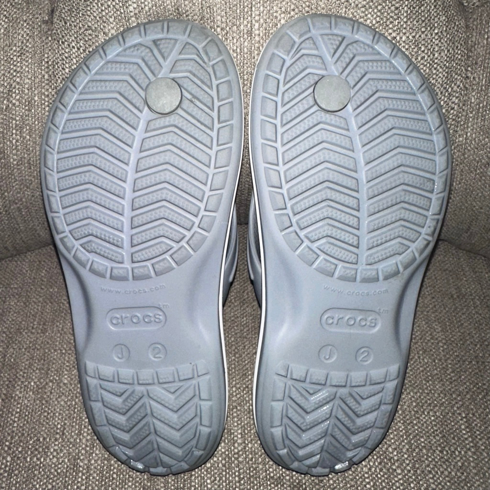 EUC Unisex Kids Juniors Size 2 Crocs Iconic Comfort Thong Flip Flops Gray/White - Picture 4 of 6
